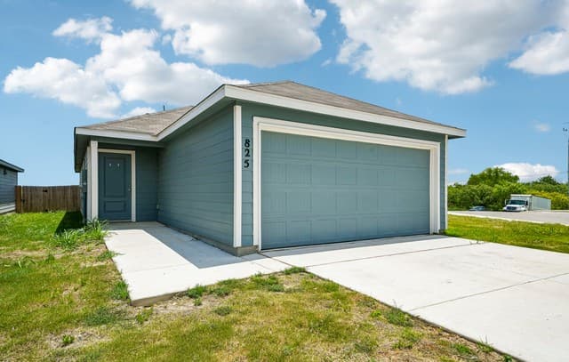 Home for sale at 825 Day Break Dr in Marion, TX — photo 1