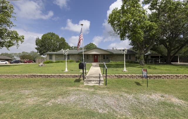3-bedroom home for sale at 601 Poplar St in Jourdanton TX