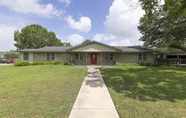 Home for sale at 601 Poplar St in Jourdanton, TX — photo 2