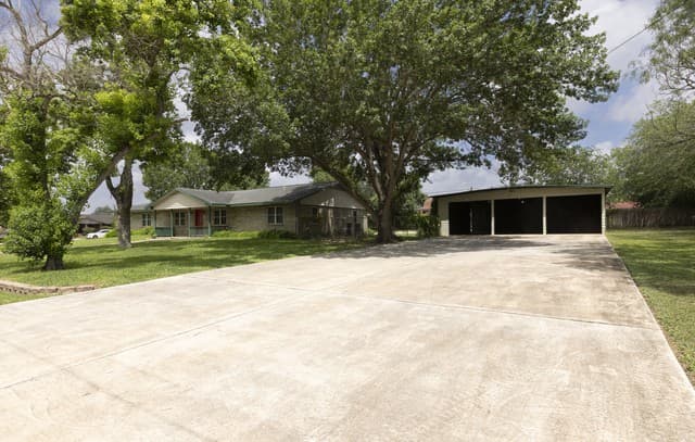 Home for sale at 601 Poplar St in Jourdanton, TX — photo 3