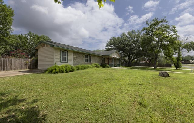 Home for sale at 601 Poplar St in Jourdanton, TX — photo 4