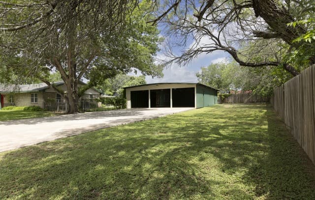 Home for sale at 601 Poplar St in Jourdanton, TX — photo 5