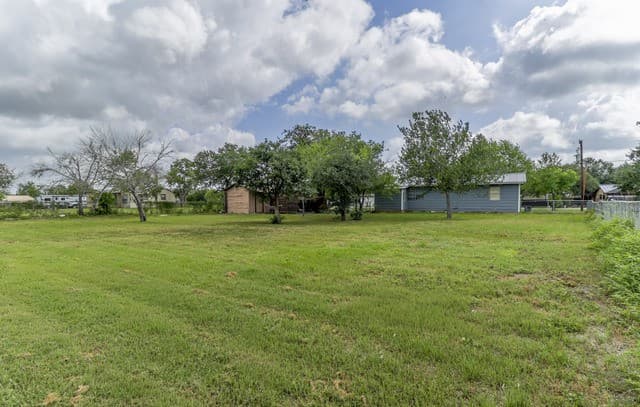 Home for sale at 609 N Rosalie St in Falls City, TX — photo 2