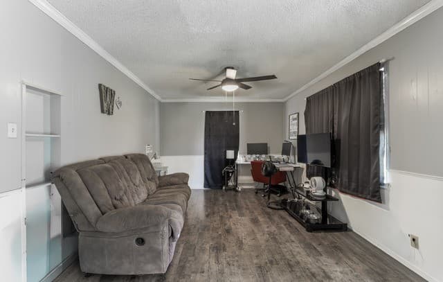 Home for sale at 609 N Rosalie St in Falls City, TX — photo 3