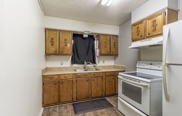 Home for sale at 609 N Rosalie St in Falls City, TX — photo 4