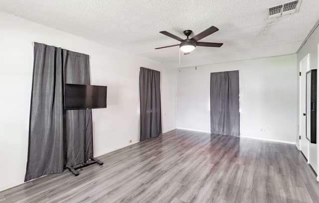 Home for sale at 609 N Rosalie St in Falls City, TX — photo 5