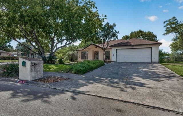 Home for sale at 254 Quail Dr in Universal City, TX — photo 3