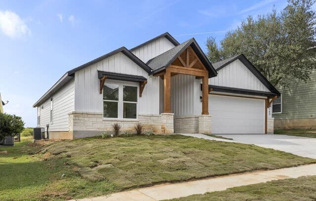 Home for sale at 165 Whitewing Way in Floresville, TX — photo 2