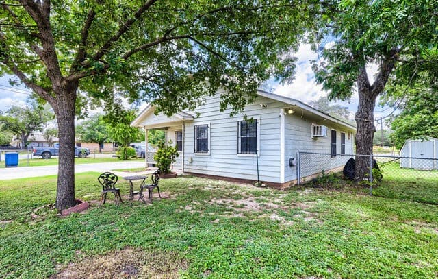 Home for sale at 623 Clark Ave in San Antonio, TX — photo 2