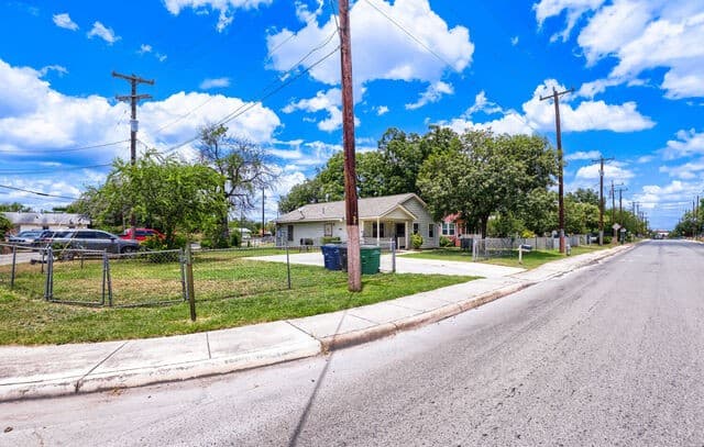 Home for sale at 623 Clark Ave in San Antonio, TX — photo 4