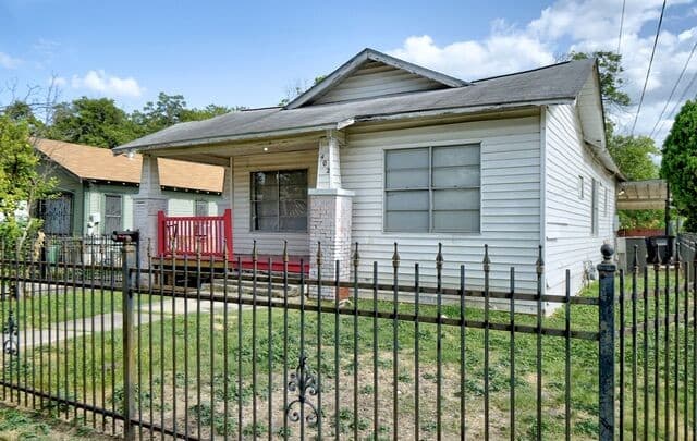 Home for sale at 402 Helena St in San Antonio, TX — photo 2