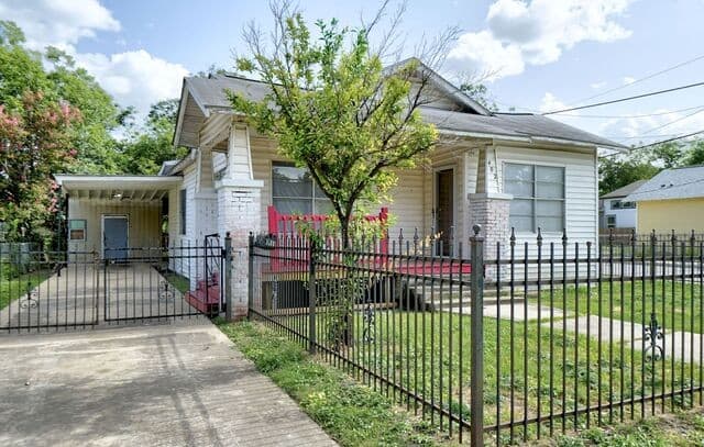 Home for sale at 402 Helena St in San Antonio, TX — photo 4