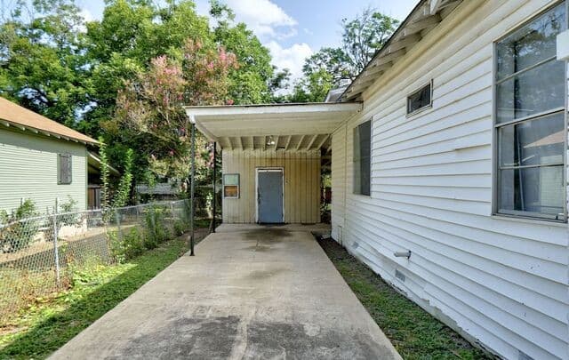 Home for sale at 402 Helena St in San Antonio, TX — photo 5