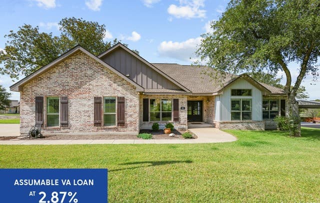 4-bedroom home for sale at 100 W Ashton in Floresville TX