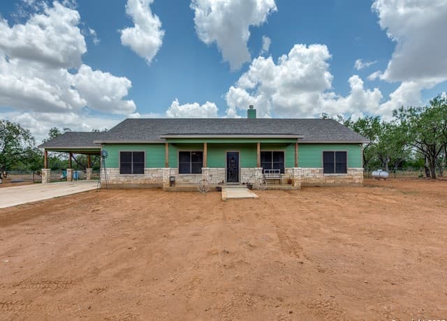 4-bedroom home for sale at 6451 Bluntzer in Jourdanton TX