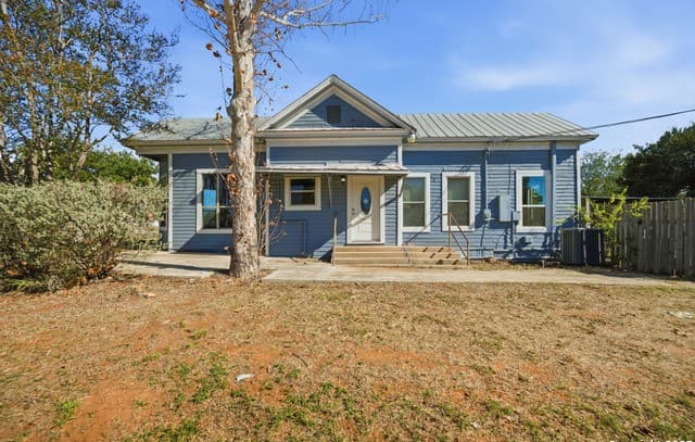 3-bedroom home for sale at 1004 E Colorado in Pearsall TX