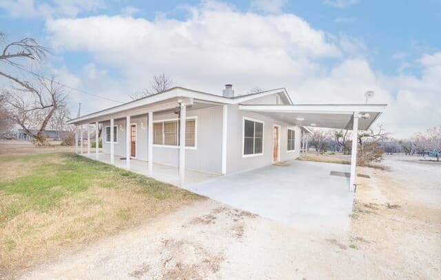 2-bedroom home for sale at 390 W County Road 5719 in Devine TX
