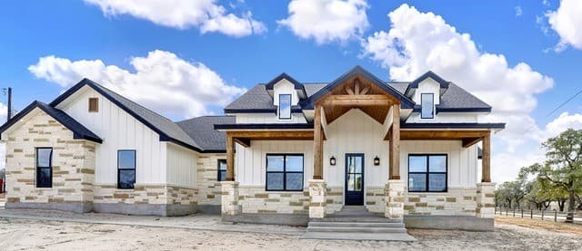 4-bedroom home for sale at 100 Hondo Ridge in La Vernia TX