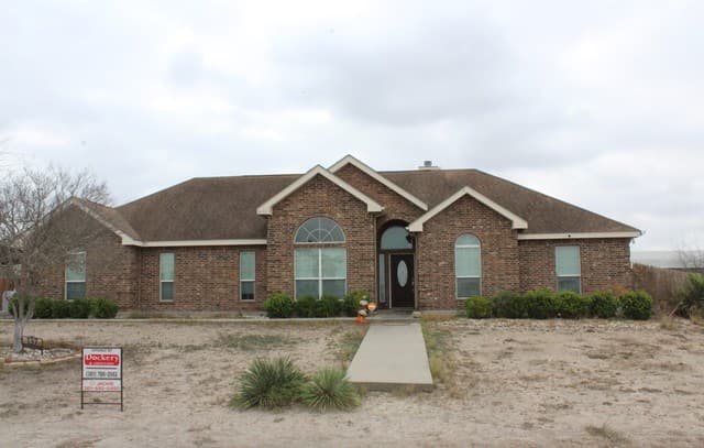 3-bedroom home for sale at 137 Lakeview Trace in Three Rivers TX