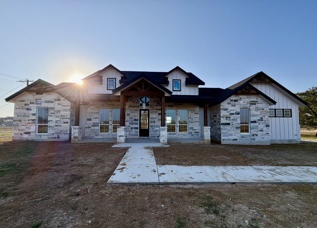 4-bedroom home for sale at 712 County Road 320 in Floresville TX