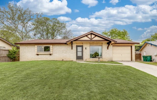 3-bedroom home for sale at 7925 Dry Canyon Trl in Live Oak TX