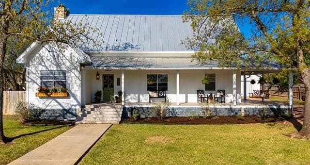 4-bedroom home for sale at 704 N Creek Rd in Comfort TX