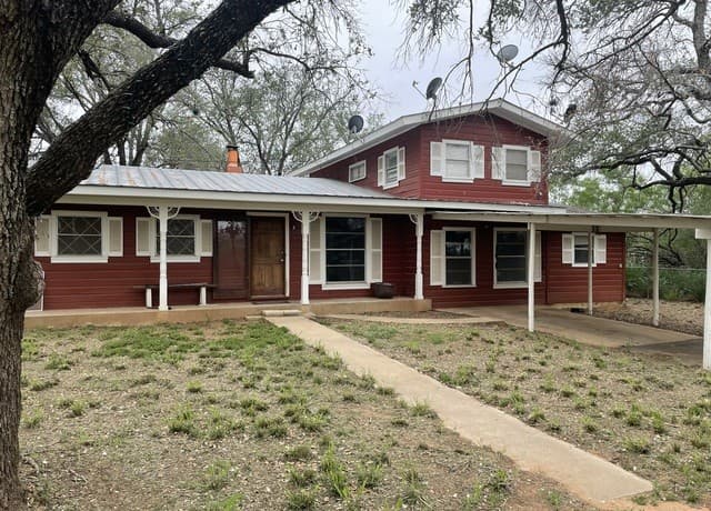 3-bedroom rental at 2279 N Hwy 16 in Jourdanton TX