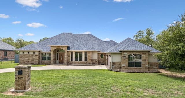 4-bedroom home for sale at 107 Oakview in Floresville TX