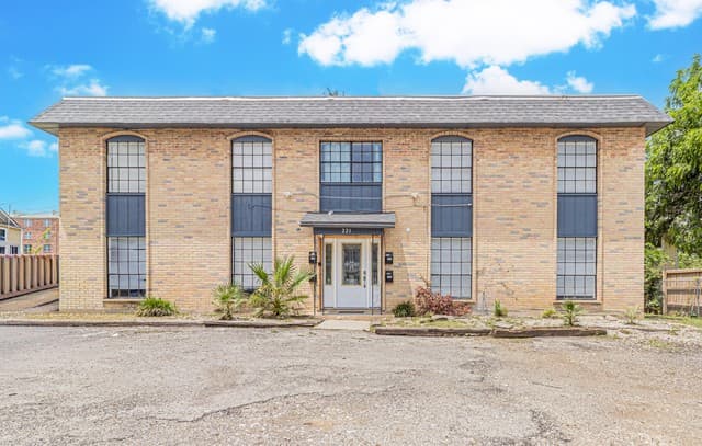 2-bedroom rental at 221 E Craig Pl in San Antonio TX
