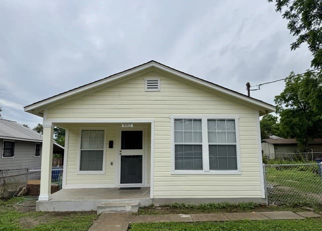 2-bedroom rental at 226 E Malone Ave in San Antonio TX