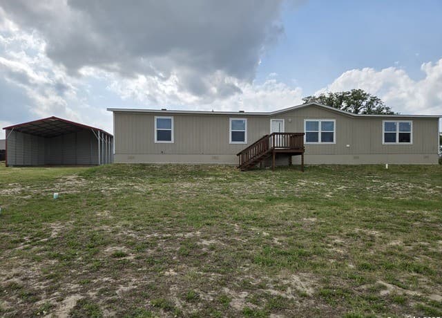 4-bedroom rental at 166 County Road 324 in Adkins TX