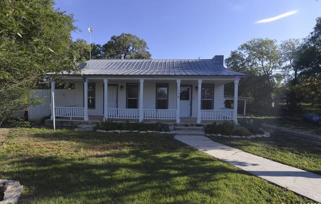 3-bedroom rental at 1598 State Highway 16 N in Bandera TX