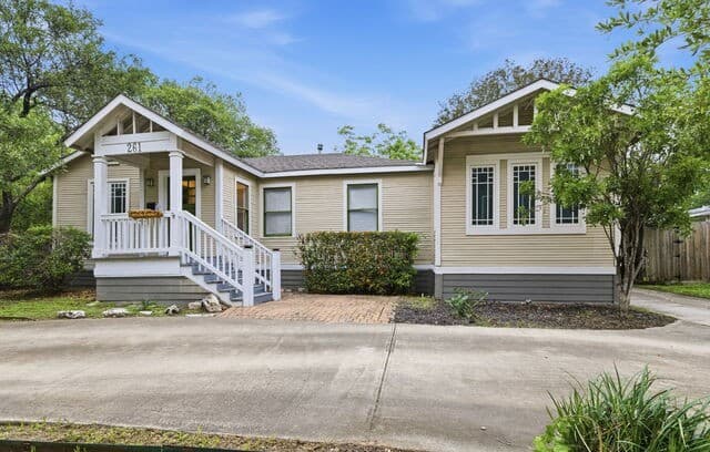 4-bedroom rental at 261 E Oakview Pl in Alamo Heights TX