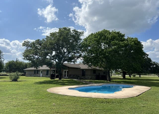 3-bedroom home for sale at 1797 W US Highway 90 East in Hondo TX