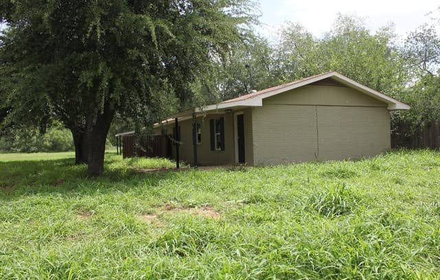 home for sale at 723 W Brazos St in Pearsall TX