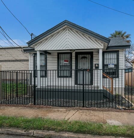 2-bedroom rental at 325 S Hackberry St in San Antonio TX