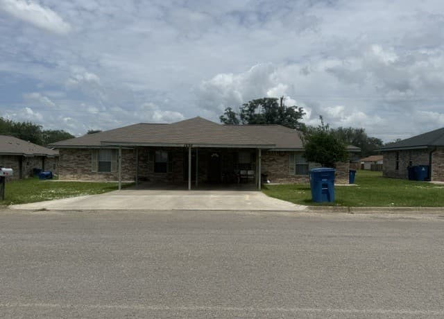 home for sale at 1052 Long St in Pleasanton TX