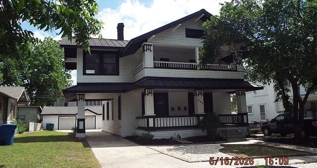1-bedroom rental at 940 W Mulberry Unit UPSTAIRS, REAR, # 3 in San Antonio TX