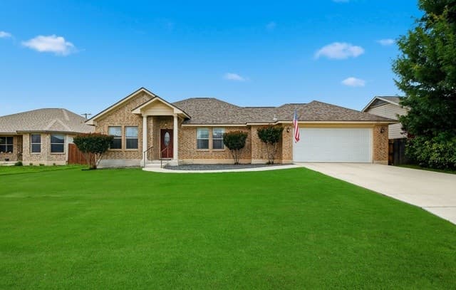 3-bedroom home for sale at 104 E 16th St in Hondo TX