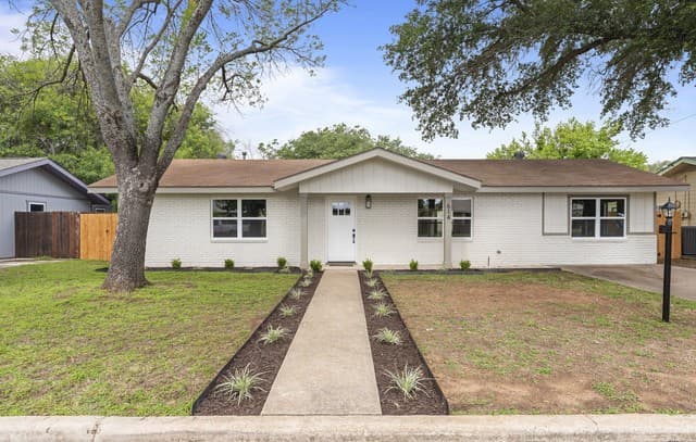 3-bedroom home for sale at 614 S Columbus St in Fredericksburg TX