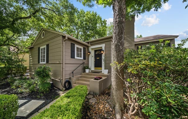 3-bedroom home for sale at 330 W Agarita Ave in San Antonio TX