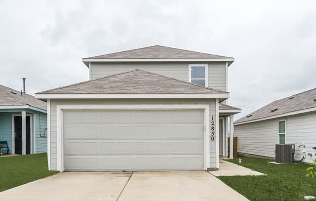 4-bedroom rental at 12850 Ratcliff Lk in St Hedwig TX