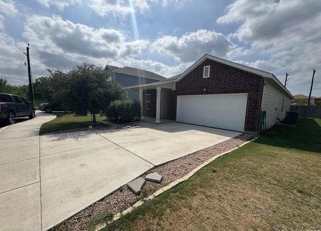 4-bedroom rental at 8607 Rock Mdw in Converse TX
