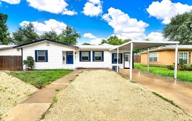 3-bedroom home for sale at 1405 25th St in Hondo TX