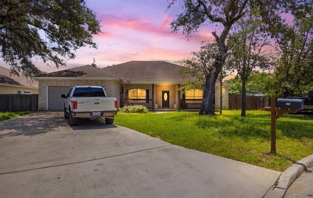 4-bedroom home for sale at 313 Howard Dr in Devine TX