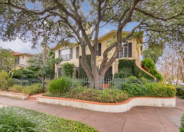 2-bedroom rental at 134 W Summit Ave in San Antonio TX