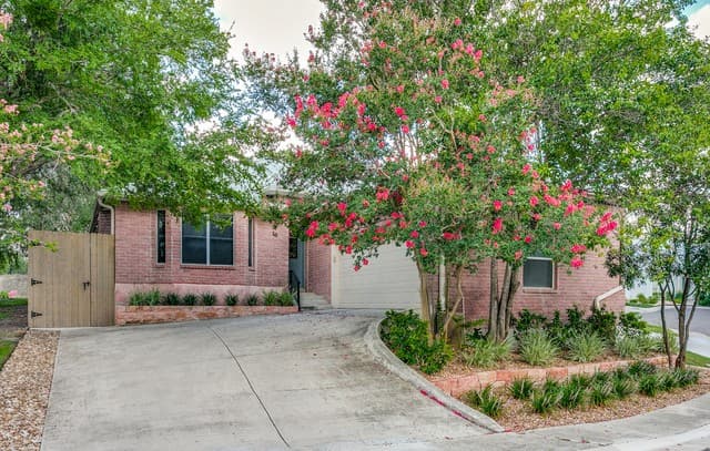 3-bedroom home for sale at 10 Oakwell Farms Pkwy in San Antonio TX