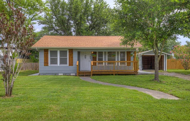 2-bedroom rental at 105 E Huebinger St in Marion TX