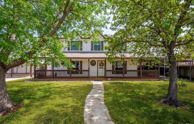 4-bedroom home for sale at 1506 D St in Floresville TX