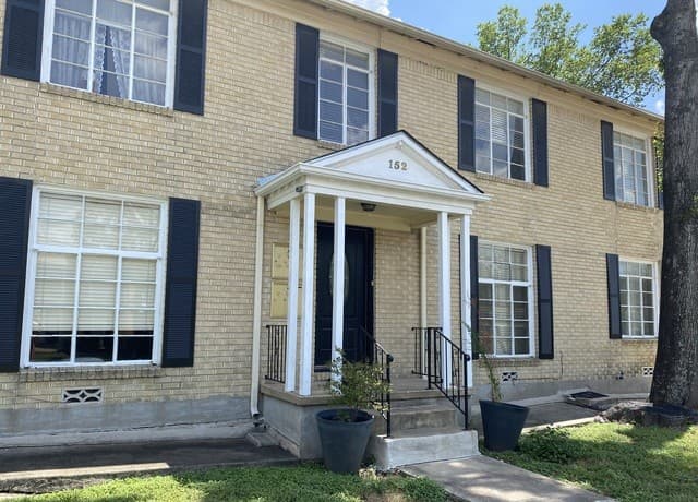 2-bedroom rental at 152 Terrell Rd. Unit 1 in Alamo Heights TX